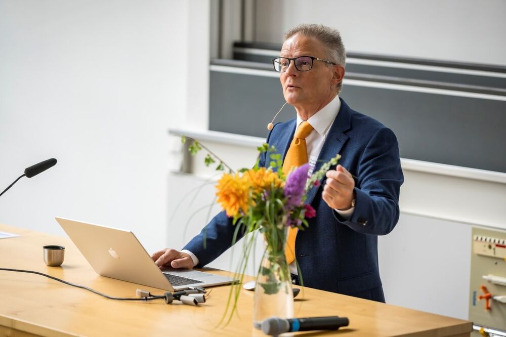 Für Dr. Thomas Nussbaumer ist Holz als Energieträger wertvoll, er sollte jedoch für Gebäudewärme gezielt in der Heizsaison eingesetzt und in Zukunft mit anderen Technologien wie Wärmepumpen kombiniert werden und daneben prioritär zum Ersatz fossiler Energieträger für Prozesswärme genutzt werden.